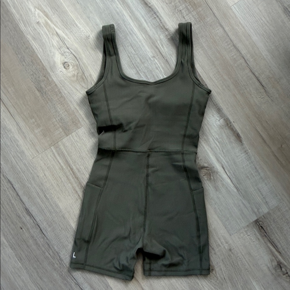 Workout romper in ribbed olive - Picture 2 of 3